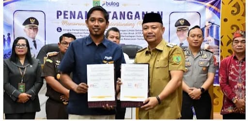 Kepala Perum Bulog Cabang Buntok, Faris Jaya Permana (sebelah kiri) dan Bupati Barsel, Eddy Raya Samsuri (sebelah kanan) berfoto bersama usai penandatanganan MoU selesai, bertempat di Aula Kantor Bupati setempat. Selasa (19/5/2026). Foto. Alifansyah/1tulah.com