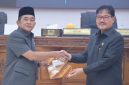 Wabup Barsel Kristianto Yudha (sebelah kiri) saat menerima berkas Ranperda Perubahan APBD 2026 kepada Ketua DPRD M. Farid Yusran pada agenda Rapat Paripurna ke-18. Senin (28/9/2026). Foto. Alifansyah/1tulah.com