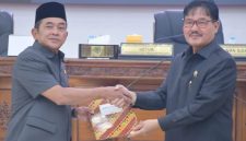 Wabup Barsel Kristianto Yudha (sebelah kiri) saat menerima berkas Ranperda Perubahan APBD 2026 kepada Ketua DPRD M. Farid Yusran pada agenda Rapat Paripurna ke-18. Senin (28/9/2026). Foto. Alifansyah/1tulah.com