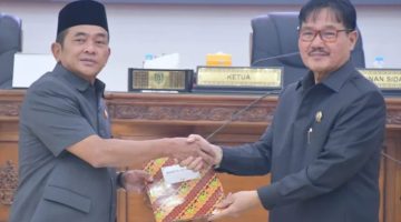 Wabup Barsel Kristianto Yudha (sebelah kiri) saat menerima berkas Ranperda Perubahan APBD 2026 kepada Ketua DPRD M. Farid Yusran pada agenda Rapat Paripurna ke-18. Senin (28/9/2026). Foto. Alifansyah/1tulah.com