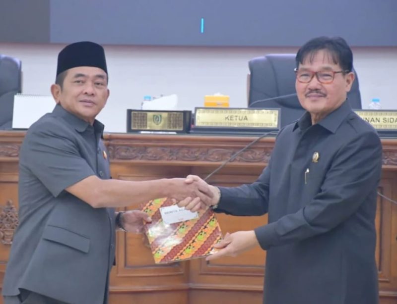 Wabup Barsel Kristianto Yudha (sebelah kiri) saat menerima berkas Ranperda Perubahan APBD 2026 kepada Ketua DPRD M. Farid Yusran pada agenda Rapat Paripurna ke-18. Senin (28/9/2026). Foto. Alifansyah/1tulah.com