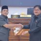 Wabup Barsel Kristianto Yudha (sebelah kiri) saat menerima berkas Ranperda Perubahan APBD 2026 kepada Ketua DPRD M. Farid Yusran pada agenda Rapat Paripurna ke-18. Senin (28/9/2026). Foto. Alifansyah/1tulah.com