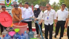 SALURKAN AIR BERSIH - Bupati Seruyan dalam kegiatan penyaluran air bersih untuk warga terdampak kemarau, Rabu (2/9/2026). doc Humas Setda Seruyan

