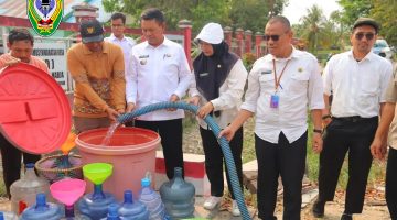SALURKAN AIR BERSIH - Bupati Seruyan dalam kegiatan penyaluran air bersih untuk warga terdampak kemarau, Rabu (2/9/2026). doc Humas Setda Seruyan

