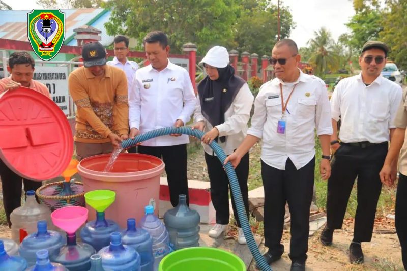 SALURKAN AIR BERSIH - Bupati Seruyan dalam kegiatan penyaluran air bersih untuk warga terdampak kemarau, Rabu (2/9/2026). doc Humas Setda Seruyan

