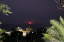 Pantauan Gunung Anak Krakatau alami erupsi di Pos Pemantau Gunung Api (PGA) Pasauran, Anyer, Kabupaten Serang, pada Sabtu malam. (ANTARA/Desi Purnama Sari) 