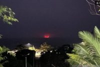 Pantauan Gunung Anak Krakatau alami erupsi di Pos Pemantau Gunung Api (PGA) Pasauran, Anyer, Kabupaten Serang, pada Sabtu malam. (ANTARA/Desi Purnama Sari) 