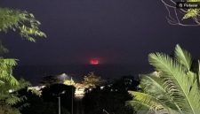 Pantauan Gunung Anak Krakatau alami erupsi di Pos Pemantau Gunung Api (PGA) Pasauran, Anyer, Kabupaten Serang, pada Sabtu malam. (ANTARA/Desi Purnama Sari) 