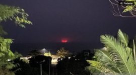 Pantauan Gunung Anak Krakatau alami erupsi di Pos Pemantau Gunung Api (PGA) Pasauran, Anyer, Kabupaten Serang, pada Sabtu malam. (ANTARA/Desi Purnama Sari) 