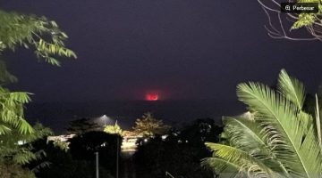 Pantauan Gunung Anak Krakatau alami erupsi di Pos Pemantau Gunung Api (PGA) Pasauran, Anyer, Kabupaten Serang, pada Sabtu malam. (ANTARA/Desi Purnama Sari) 