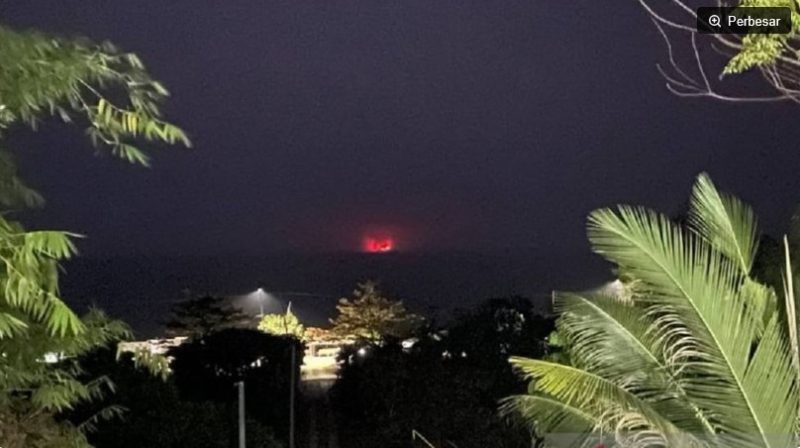 Pantauan Gunung Anak Krakatau alami erupsi di Pos Pemantau Gunung Api (PGA) Pasauran, Anyer, Kabupaten Serang, pada Sabtu malam. (ANTARA/Desi Purnama Sari) 