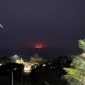 Pantauan Gunung Anak Krakatau alami erupsi di Pos Pemantau Gunung Api (PGA) Pasauran, Anyer, Kabupaten Serang, pada Sabtu malam. (ANTARA/Desi Purnama Sari) 