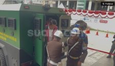 Eks Jaksa Agung Muda bidang Tindak Pidana Khusus (Jampidsus) Febrie Adriansyah saat tiba di Kejaksaan Agung (Kejagung) untuk menjalani pemeriksaan, Kamis (3/8/2026). (Suara.com/Faqih) 