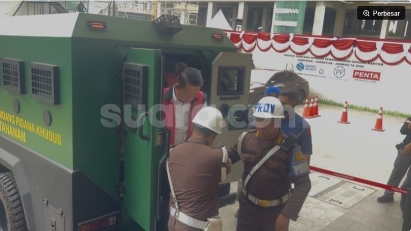 Eks Jaksa Agung Muda bidang Tindak Pidana Khusus (Jampidsus) Febrie Adriansyah saat tiba di Kejaksaan Agung (Kejagung) untuk menjalani pemeriksaan, Kamis (3/8/2026). (Suara.com/Faqih) 