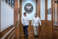Pengusaha Haji Isam dan Sekretaris Kabinet Indonesia, Teddy Indra Wijaya. (Instagram/@sekretariat.kabinet) 
