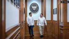 Pengusaha Haji Isam dan Sekretaris Kabinet Indonesia, Teddy Indra Wijaya. (Instagram/@sekretariat.kabinet) 
