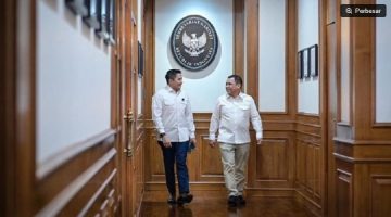 Pengusaha Haji Isam dan Sekretaris Kabinet Indonesia, Teddy Indra Wijaya. (Instagram/@sekretariat.kabinet) 