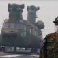 Helikopter CH-47 Chinook milik Jepang di Pelabuhan Kijing Mempawah belum bisa mengudara dengan misi membantu Kalbar hadapi karhutla hingga Senin (14/9/2026). [Diskominfo Mempawah] 