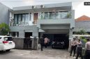 Komisi Pemberantasan Korupsi (KPK) melakukan penggeledahan di rumah seorang anggota Polri bernama Yayat Sudrajat alias Lippo pada Senin (21/09/2026) [Suara.com/Dea] 