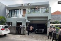 Komisi Pemberantasan Korupsi (KPK) melakukan penggeledahan di rumah seorang anggota Polri bernama Yayat Sudrajat alias Lippo pada Senin (21/09/2026) [Suara.com/Dea] 