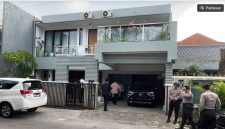 Komisi Pemberantasan Korupsi (KPK) melakukan penggeledahan di rumah seorang anggota Polri bernama Yayat Sudrajat alias Lippo pada Senin (21/09/2026) [Suara.com/Dea] 