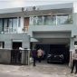 Komisi Pemberantasan Korupsi (KPK) melakukan penggeledahan di rumah seorang anggota Polri bernama Yayat Sudrajat alias Lippo pada Senin (21/09/2026) [Suara.com/Dea] 