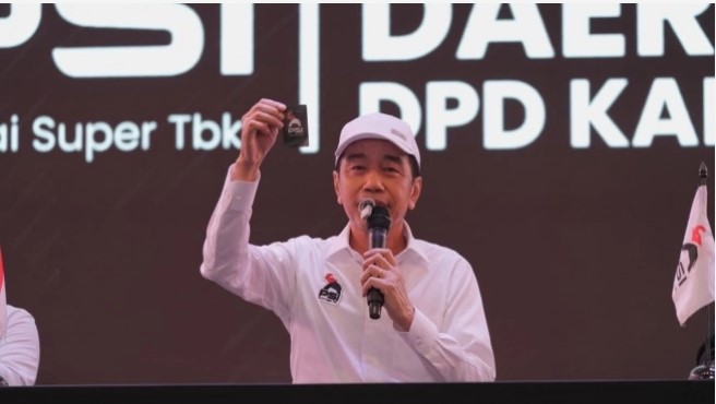 Presiden ke-7 RI Joko Widodo (Jokowi) kembali menggelar safari politik ke Kabupaten Bekasi, Jawa Barat. Dalam safari politiknya, Jokowi hadir dalam Rapat Koordinasi Daerah (Rakorda) Partai Solidaritas Indonesia (PSI) Dewan Pimpinan Daerah (DPD) PSI Kabupaten Bekasi, Minggu (27/9/2026). [Suara.com/dok] 