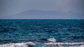 Gunung Anak Krakatau mengeluarkan asap terlihat dari Pulau Sebesi di Kabupaten Lampung Selatan, Lampung, Selasa (8/9/2026). Rombongan jurnalis yang hendak meliput Gunung Anak Krakatau hilang kontak di perairan Selat Sunda. [ANTARA FOTO/Putra M. Akbar/nz] 
