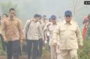 Presiden Prabowo Subianto meninjau lokasi kebakaran hutan dan lahan (karhutla) di Desa Limbung, Kecamatan Sungai Raya, Kabupaten Kubu Raya, Kalimantan Barat, Sabtu (22/8/2026). (tangkap layar YouTube Sekretariat Presiden)