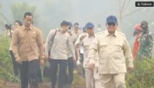 Presiden Prabowo Subianto meninjau lokasi kebakaran hutan dan lahan (karhutla) di Desa Limbung, Kecamatan Sungai Raya, Kabupaten Kubu Raya, Kalimantan Barat, Sabtu (22/8/2026). (tangkap layar YouTube Sekretariat Presiden)
