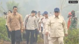 Presiden Prabowo Subianto meninjau lokasi kebakaran hutan dan lahan (karhutla) di Desa Limbung, Kecamatan Sungai Raya, Kabupaten Kubu Raya, Kalimantan Barat, Sabtu (22/8/2026). (tangkap layar YouTube Sekretariat Presiden)