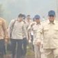 Presiden Prabowo Subianto meninjau lokasi kebakaran hutan dan lahan (karhutla) di Desa Limbung, Kecamatan Sungai Raya, Kabupaten Kubu Raya, Kalimantan Barat, Sabtu (22/8/2026). (tangkap layar YouTube Sekretariat Presiden)