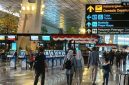 ILUSTRASI: Sejumlah calon penumpang pesawat beraktivitas di area Terminal 3 Bandara Internasional Soekarno-Hatta. [Antara/Azmi Samsul Maarif] 