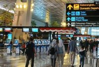 ILUSTRASI: Sejumlah calon penumpang pesawat beraktivitas di area Terminal 3 Bandara Internasional Soekarno-Hatta. [Antara/Azmi Samsul Maarif] 