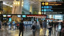 ILUSTRASI: Sejumlah calon penumpang pesawat beraktivitas di area Terminal 3 Bandara Internasional Soekarno-Hatta. [Antara/Azmi Samsul Maarif] 