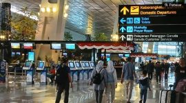 ILUSTRASI: Sejumlah calon penumpang pesawat beraktivitas di area Terminal 3 Bandara Internasional Soekarno-Hatta. [Antara/Azmi Samsul Maarif] 