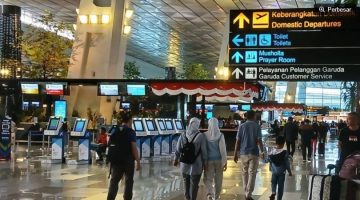 ILUSTRASI: Sejumlah calon penumpang pesawat beraktivitas di area Terminal 3 Bandara Internasional Soekarno-Hatta. [Antara/Azmi Samsul Maarif] 