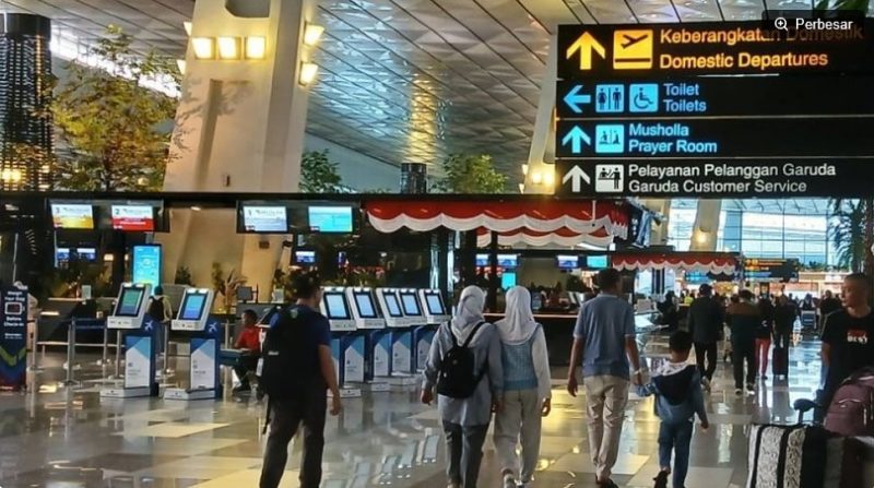 ILUSTRASI: Sejumlah calon penumpang pesawat beraktivitas di area Terminal 3 Bandara Internasional Soekarno-Hatta. [Antara/Azmi Samsul Maarif] 