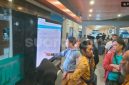 Keluarga korban saat mencari tahu data santri yang keracunan di depan IGD RSUD Notopuro Sidoarjo, Selasa (1/9/2026). [Suara.com/Dimas Angga] 