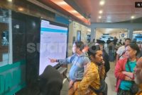 Keluarga korban saat mencari tahu data santri yang keracunan di depan IGD RSUD Notopuro Sidoarjo, Selasa (1/9/2026). [Suara.com/Dimas Angga] 