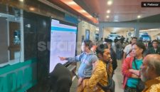 Keluarga korban saat mencari tahu data santri yang keracunan di depan IGD RSUD Notopuro Sidoarjo, Selasa (1/9/2026). [Suara.com/Dimas Angga] 