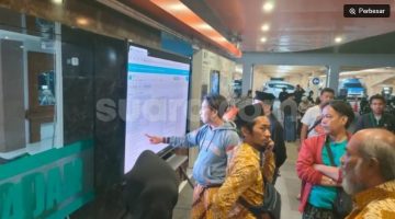 Keluarga korban saat mencari tahu data santri yang keracunan di depan IGD RSUD Notopuro Sidoarjo, Selasa (1/9/2026). [Suara.com/Dimas Angga] 