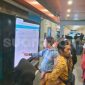 Keluarga korban saat mencari tahu data santri yang keracunan di depan IGD RSUD Notopuro Sidoarjo, Selasa (1/9/2026). [Suara.com/Dimas Angga] 