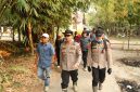 AKBP Jecson R. Hutapea (tengah) didampingi amggota saat meninjau lokasi Karhutla di Desa Pamangka beberapa hari lalu. Foto. Alifansyah/1tulah.com.