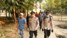AKBP Jecson R. Hutapea (tengah) didampingi amggota saat meninjau lokasi Karhutla di Desa Pamangka beberapa hari lalu. Foto. Alifansyah/1tulah.com.