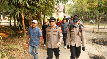 AKBP Jecson R. Hutapea (tengah) didampingi amggota saat meninjau lokasi Karhutla di Desa Pamangka beberapa hari lalu. Foto. Alifansyah/1tulah.com.
