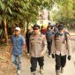 AKBP Jecson R. Hutapea (tengah) didampingi amggota saat meninjau lokasi Karhutla di Desa Pamangka beberapa hari lalu. Foto. Alifansyah/1tulah.com.