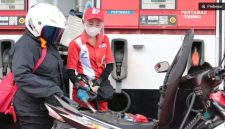 Pengendara kendaraan bermotor mengisi BBM jenis pertamax atau RON di atas 91. [Dok Pertamina] 
