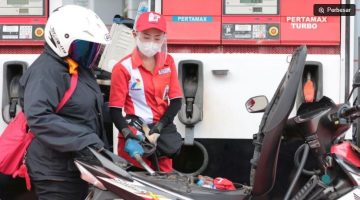 Pengendara kendaraan bermotor mengisi BBM jenis pertamax atau RON di atas 91. [Dok Pertamina] 