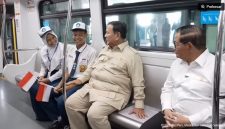 Presiden Prabowo Subianto menjajal LRT Jakarta rute Kelapa Gading-Manggarai, pada Rabu (16/9/2026) siang. [Suara.com/Novian] 